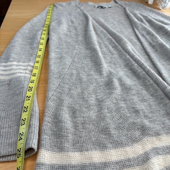 Vineyard Vines 100% Merino Wool Long Line Cardigan Size M Grey & Cream Soft - Picture 8 of 9